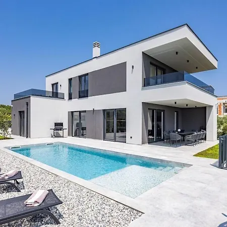 Villa In With Swimming Pool Medolino