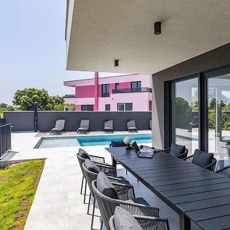 In With Swimming Pool Medolino