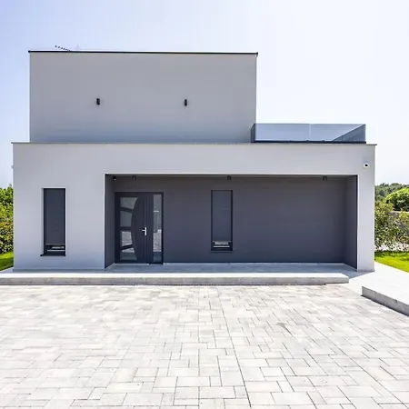 Villa In With Swimming Pool