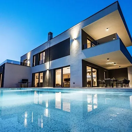 Villa In With Swimming Pool Medolino