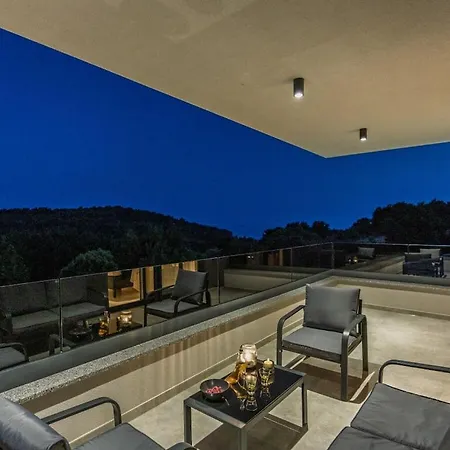 Villa In With Swimming Pool Medolino