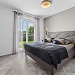 In With Swimming Pool Villa *
