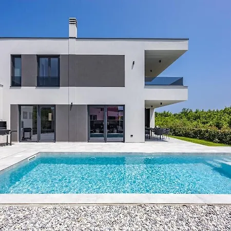 In Medulin With Swimming Pool Willa