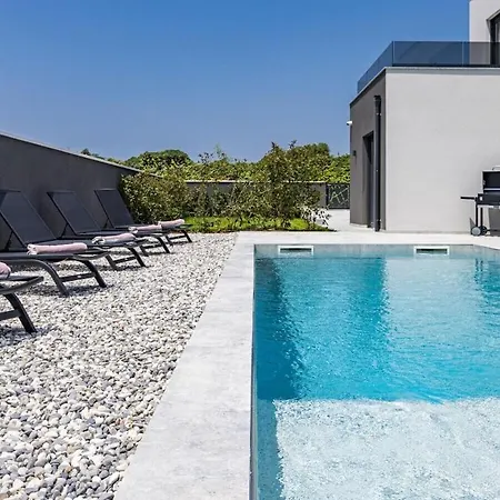 In Medulin With Swimming Pool Willa Medulin