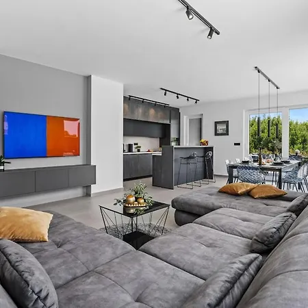 In Medulin With Swimming Pool Medulin