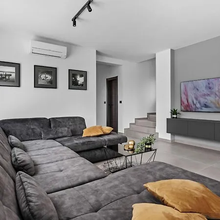 Willa In Medulin With Swimming Pool