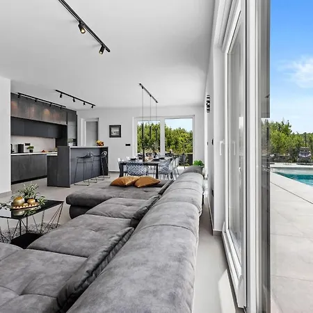 In Medulin With Swimming Pool Willa *