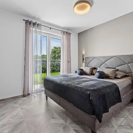 In Medulin With Swimming Pool Willa *