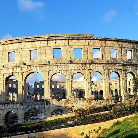 In Medulin With Swimming Pool Willa Medulin